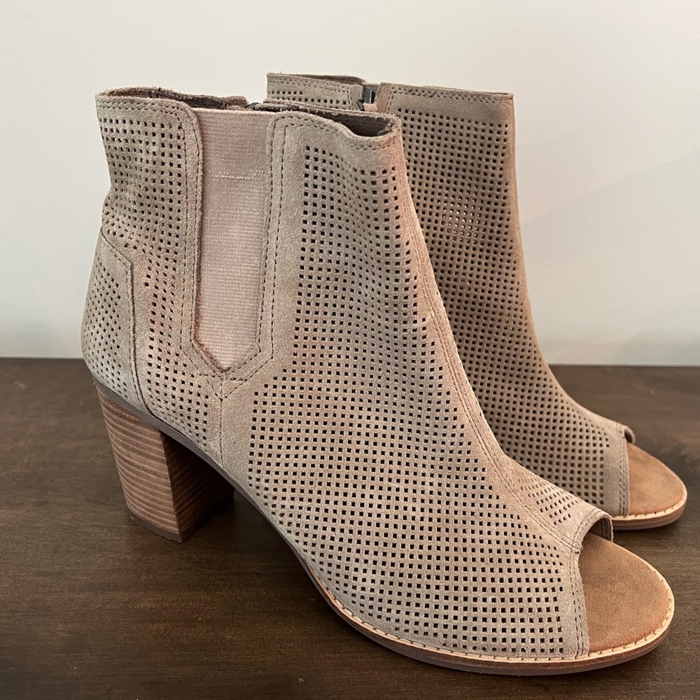 Excellent Condition TOMS Majorca Peep Toe Booties Tan Suede Perforated sz 12